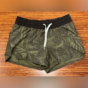Vuori Clementine shorts size small EUC